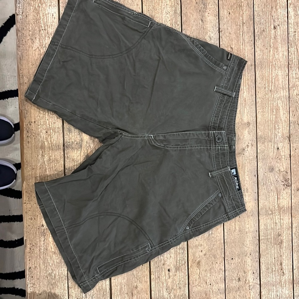 Kuhn men’s cargo shorts.